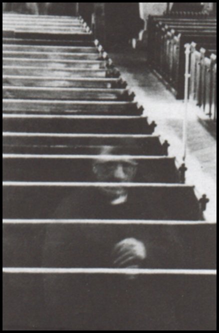 04_Church_of_Eastry_Kent_1956_a_priest_ghostphotograph31.jpg - 04 - Eglise de Eastry, dans le Kent, en 1956